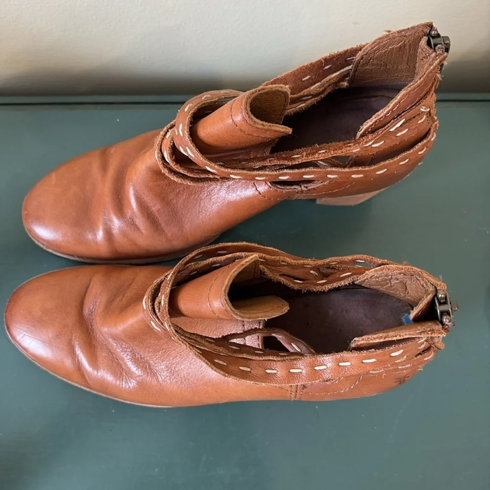 Women's Frye Naomi Picklestitch Shootie Ankle Bootie in Brown Leather. Size 7.5